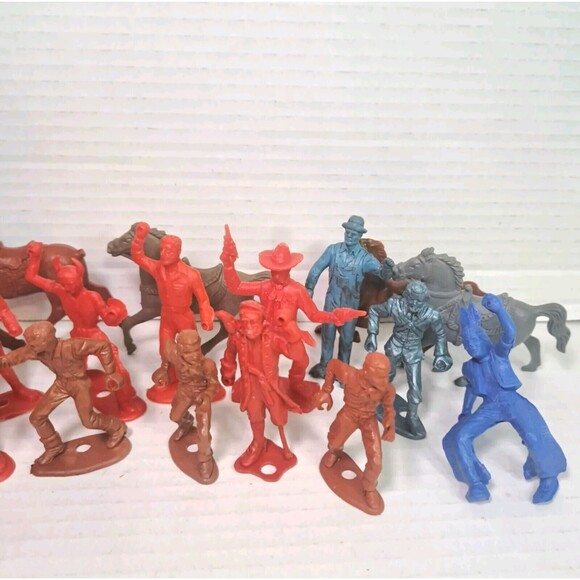 Lot of 49 Vtg Marx Plastic Toy Cowboys Indians Horses Pirates Farmers Ring Hand - Picture 7 of 10